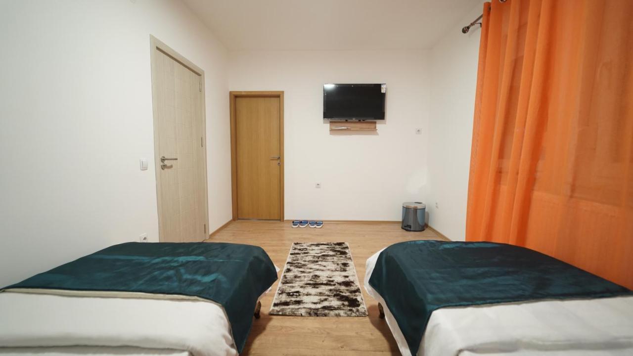 Madigan'S Hotel Kosovo Polje エクステリア 写真