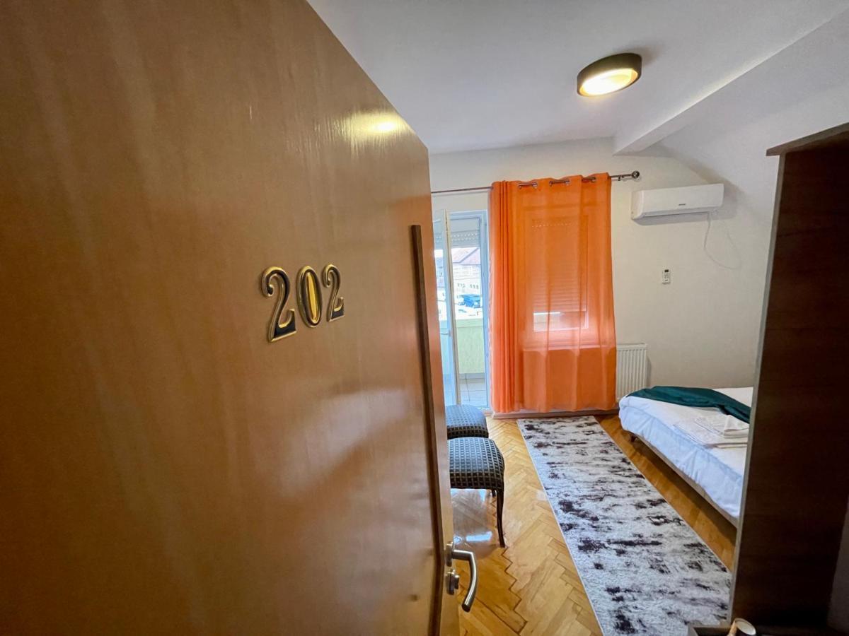 Madigan'S Hotel Kosovo Polje エクステリア 写真