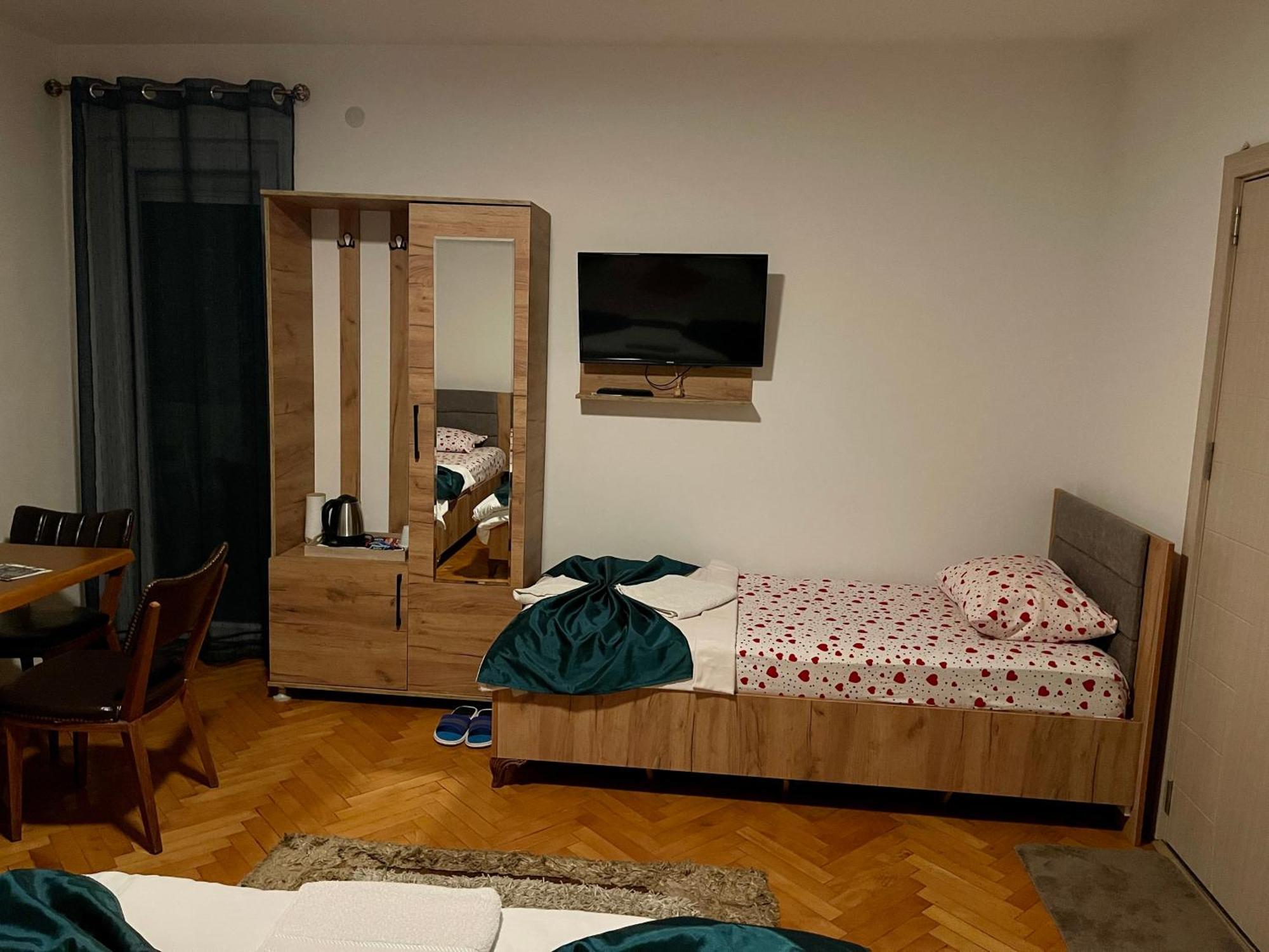 Madigan'S Hotel Kosovo Polje エクステリア 写真