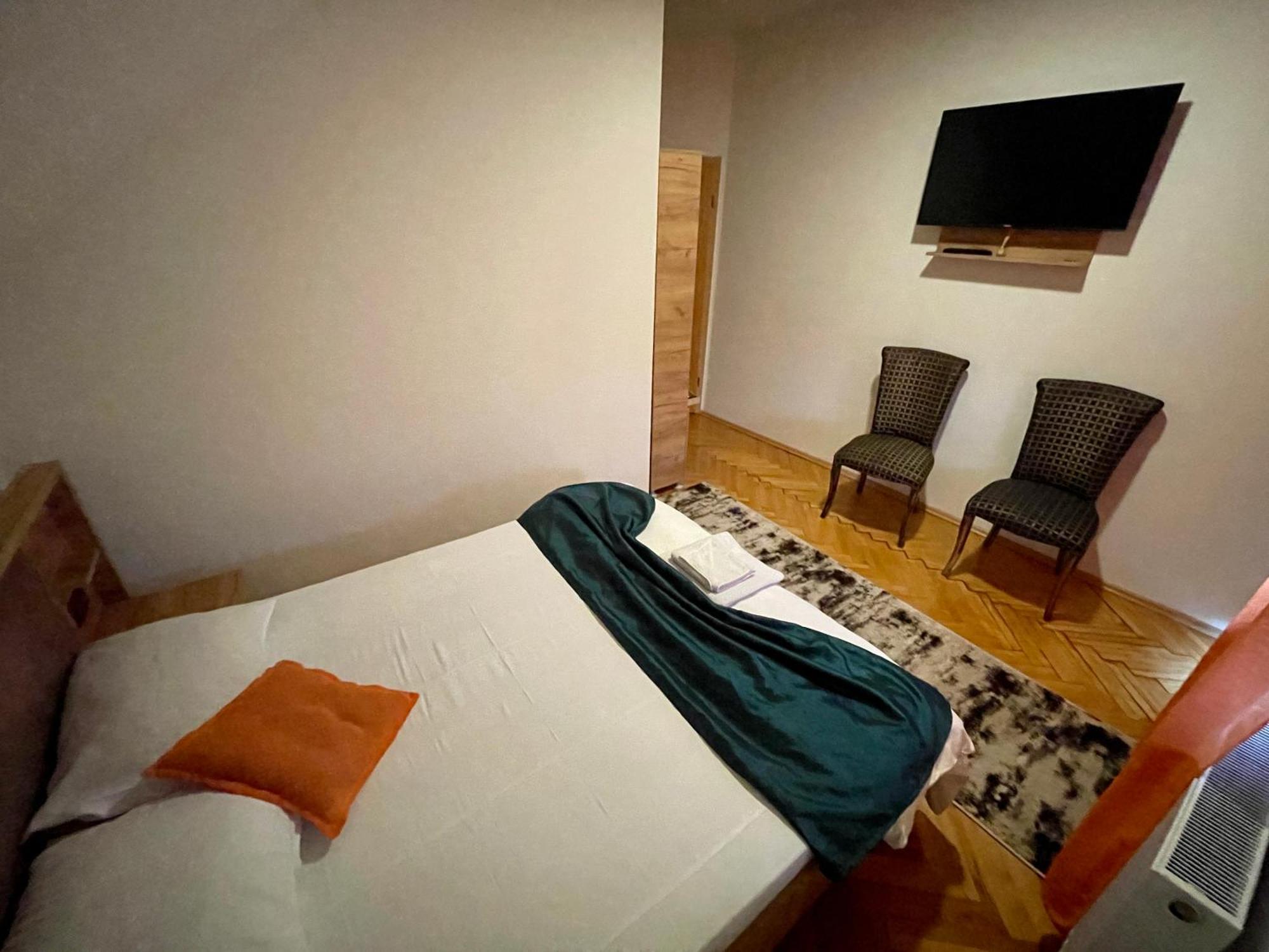 Madigan'S Hotel Kosovo Polje エクステリア 写真