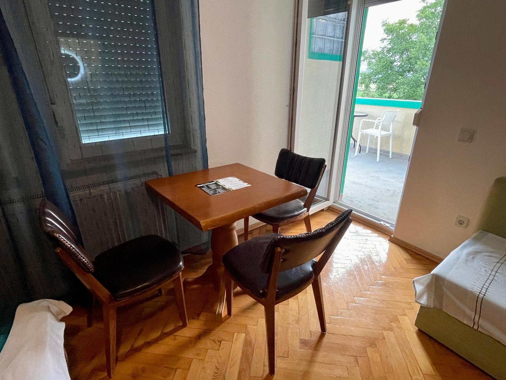 Madigan'S Hotel Kosovo Polje エクステリア 写真