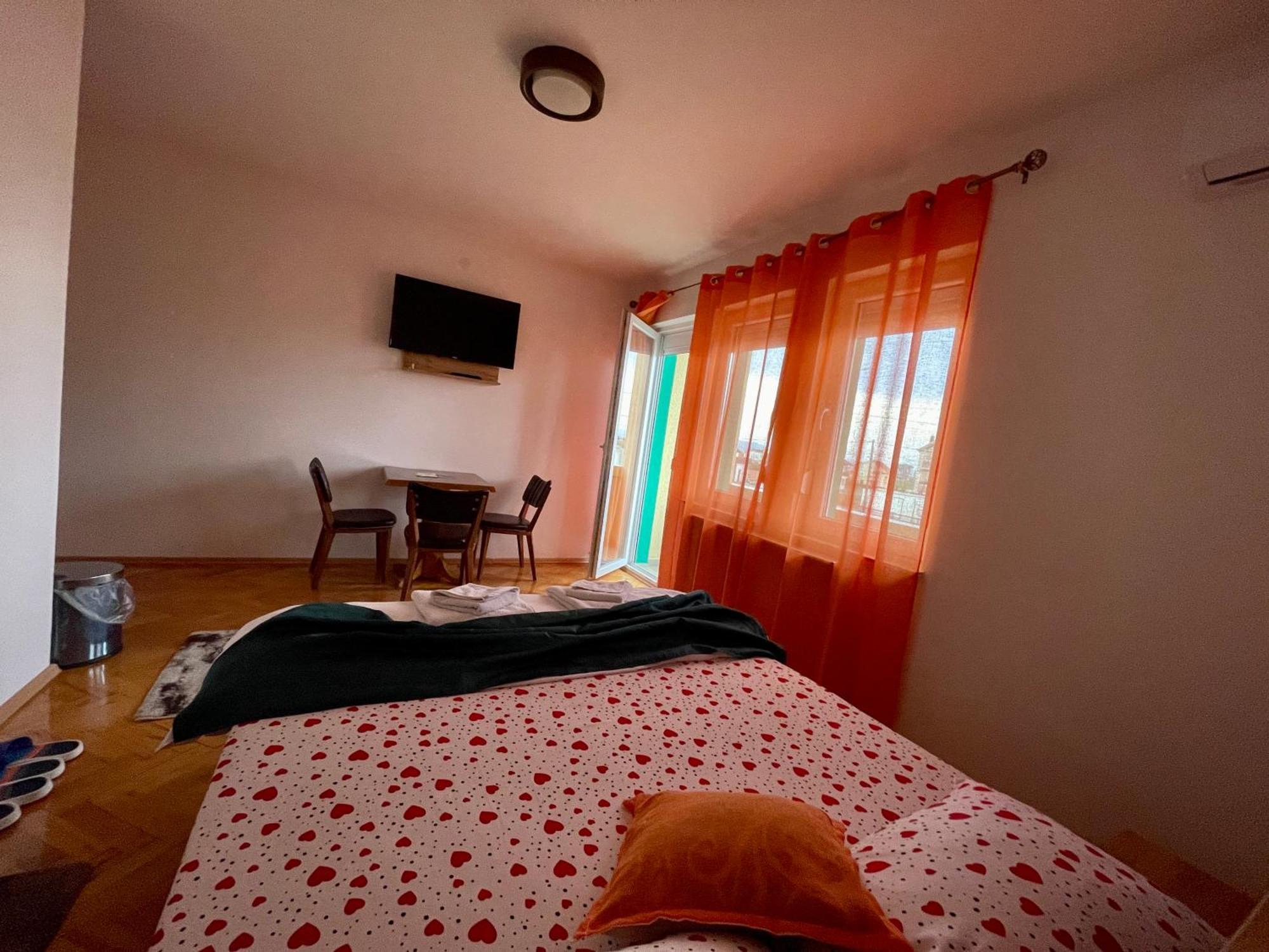 Madigan'S Hotel Kosovo Polje エクステリア 写真
