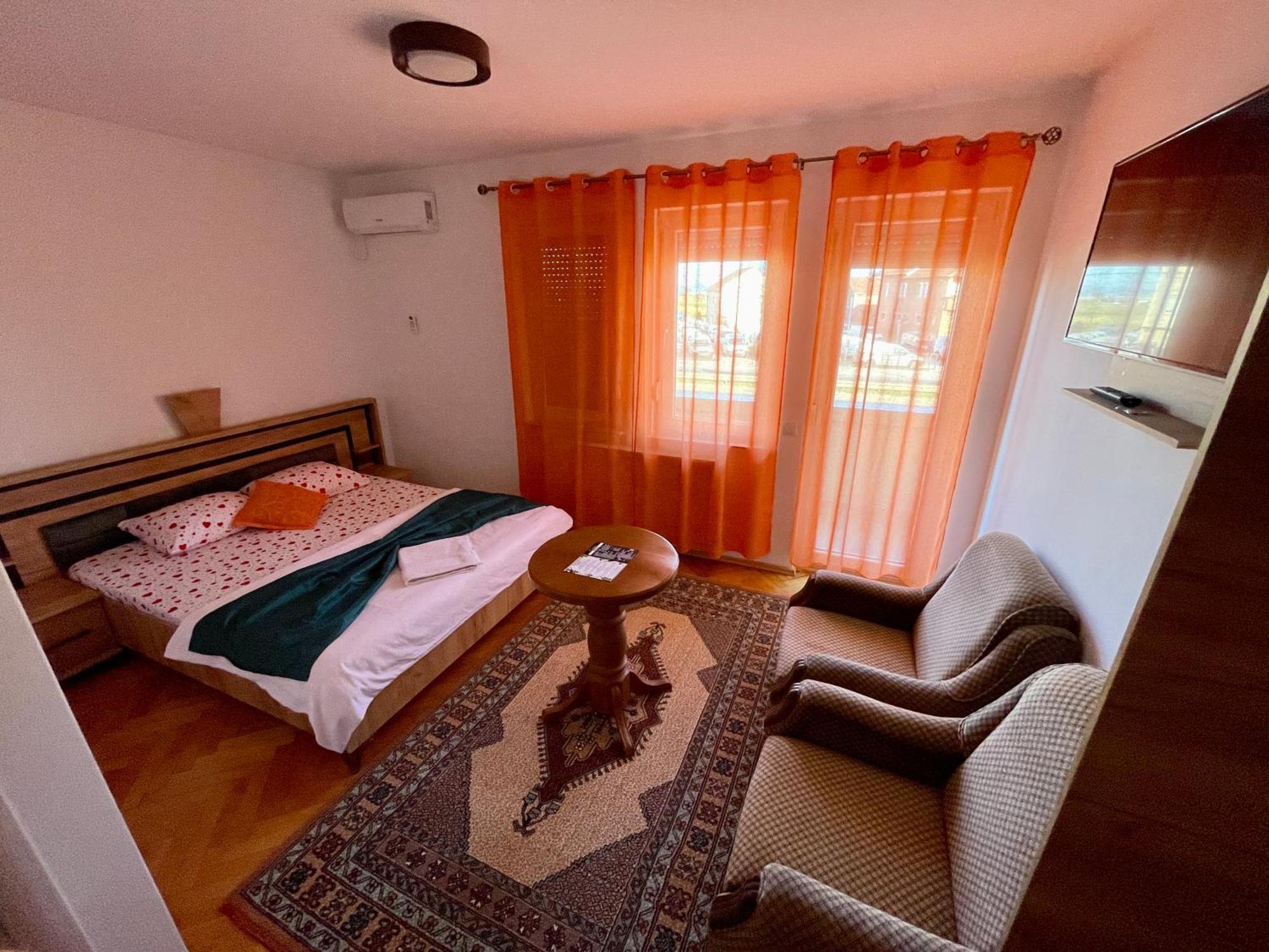 Madigan'S Hotel Kosovo Polje エクステリア 写真