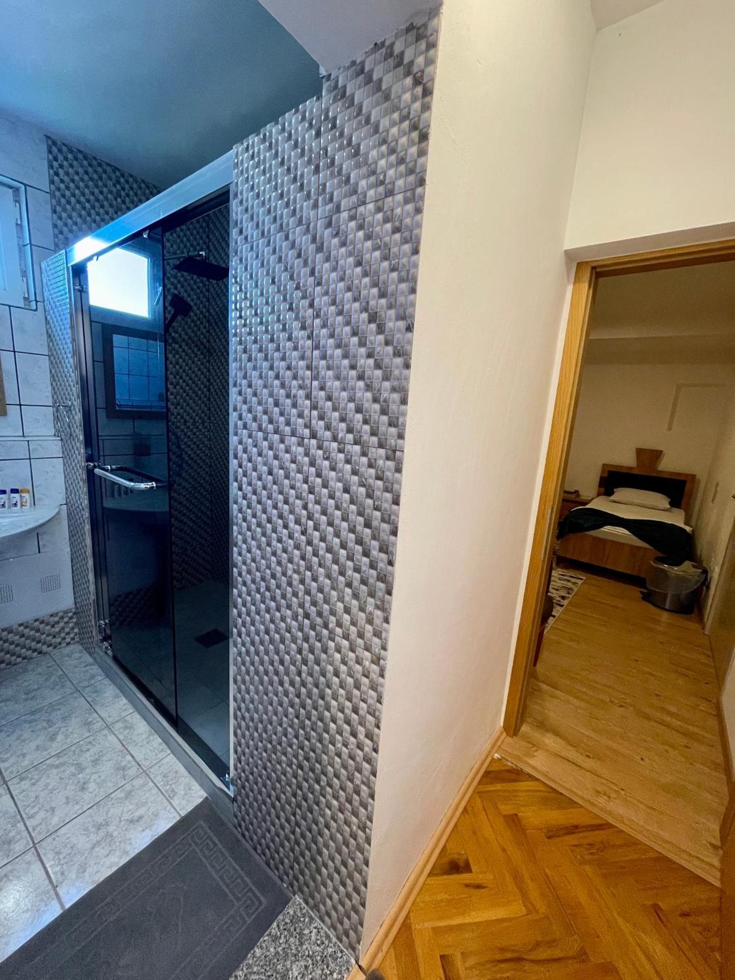 Madigan'S Hotel Kosovo Polje エクステリア 写真